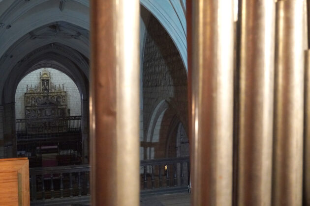 T&eacute;cnicos de la empresa Acitores Organer&iacute;a y Arte realizan el montaje en San Pablo