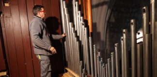 Técnicos de la empresa Acitores Organería y Arte realizan el montaje en San Pablo