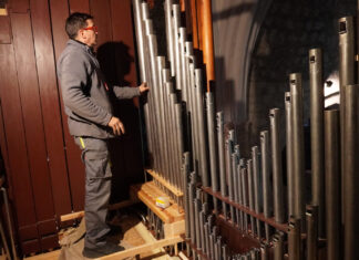 El singular órgano sinfónico del Convento de San Pablo regresa a su hogar Técnicos de la empresa Acitores Organería y Arte realizan el montaje en San Pablo