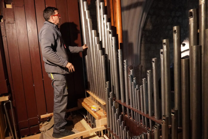 Técnicos de la empresa Acitores Organería y Arte realizan el montaje en San Pablo