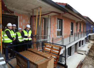 El presidente de la Junta de Castilla y León, firma el Protocolo General de Actuación para el desarrollo residencial 'Vega de las Claras' en Aguilar de Campoo (Palencia)