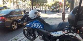 Un agente de la Policía Local de Palencia detiene a un vehículo en un control en la capital palentina. / Óscar Herrero