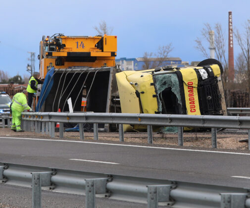 Herido el conductor de un cami&oacute;n en la A-62 a la altura de Due&ntilde;as (Palencia)