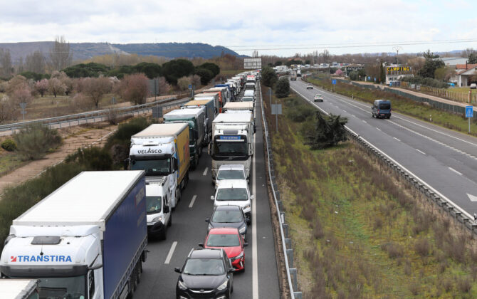 Herido el conductor de un cami&oacute;n en la A-62 a la altura de Due&ntilde;as (Palencia)