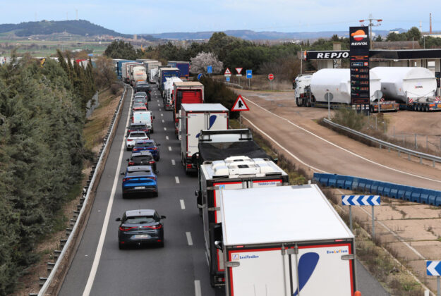Herido el conductor de un cami&oacute;n en la A-62 a la altura de Due&ntilde;as (Palencia)