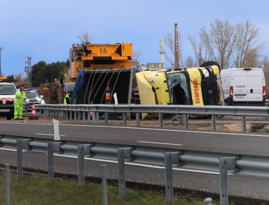 Herido el conductor de un cami&oacute;n en la A-62 a la altura de Due&ntilde;as (Palencia)