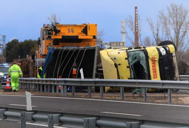 Herido el conductor de un cami&oacute;n en la A-62 a la altura de Due&ntilde;as (Palencia)