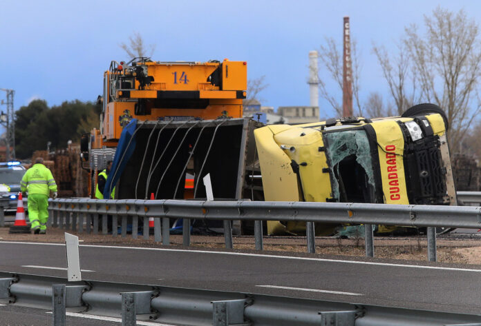 Herido el conductor de un camión en la A-62 a la altura de Dueñas (Palencia)