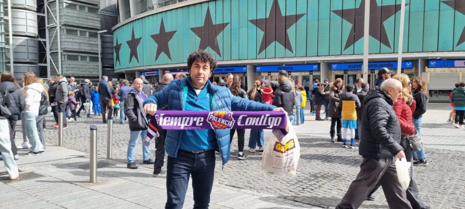 Aficionados morados en el Movistar Arena