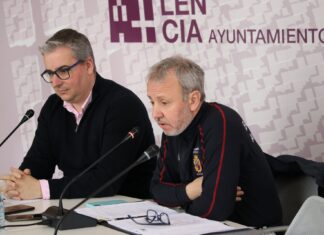 Antonio Casas, concejal de Tráfico, prevención de incendios, salvamento, protección civil y seguridad ciudadana; y Javier Villena, jefe de bomberos de Palencia