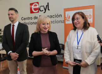 Más de 2.300 personas participan en los programas laborales de la Fundación Secretariado Gitano y cerca de 540 logran un empleo Consejera Industria, Leticia García; directora FSecretariado Gitano, Mar Fresno, y gerente ECyL, Jesús Blanco - BRÁGIMO ICAL