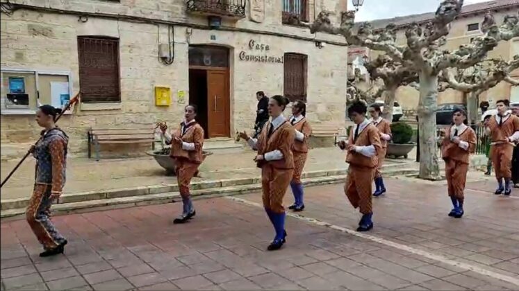 Danzantes en la fiesta de Santo Tom&aacute;s de Villamediana