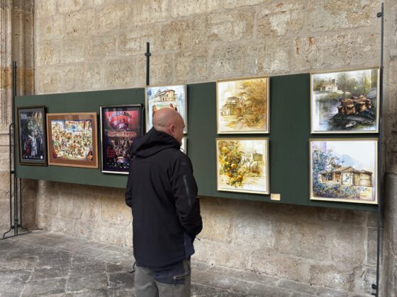 El Claustro de la Catedral acoge la exposici&oacute;n de Dami&aacute;n Simal, organizada por la Asociaci&oacute;n Thield&oacute;n