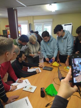 El IES Virgen de la Calle y el Parque de bomberos de Palencia colaboran en las primeras pruebas del desaf&iacute;o CanSat