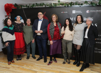 La presidenta de la Diputación, Ángeles Armisén; y el director de la serie, Alberto Arija, intervienen en el acto de celebración del Día Internacional de la Mujer, en el que se estrenará el último capítulo “Mujeres Intrépidas” de la serie documental “Mujeres Rurales”, en la imagen junto a algunas de las protagonistas