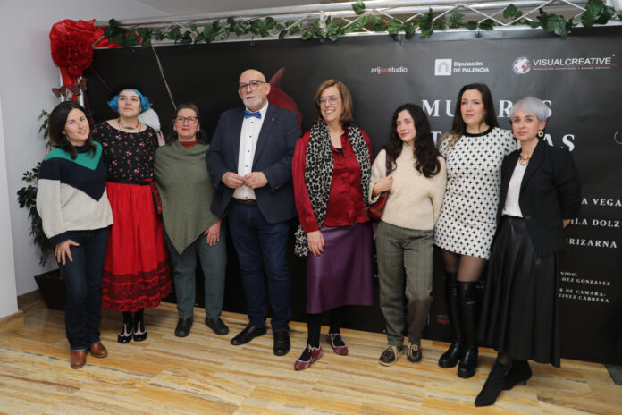 La presidenta de la Diputación, Ángeles Armisén; y el director de la serie, Alberto Arija, intervienen en el acto de celebración del Día Internacional de la Mujer, en el que se estrenará el último capítulo “Mujeres Intrépidas” de la serie documental “Mujeres Rurales”, en la imagen junto a algunas de las protagonistas