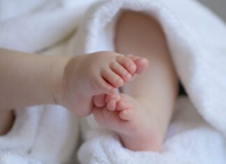 La tercera resolución de las ayudas de la Diputación de Palencia a la natalidad reparte 37.700 euros entre 71 familias Bebé recién nacido