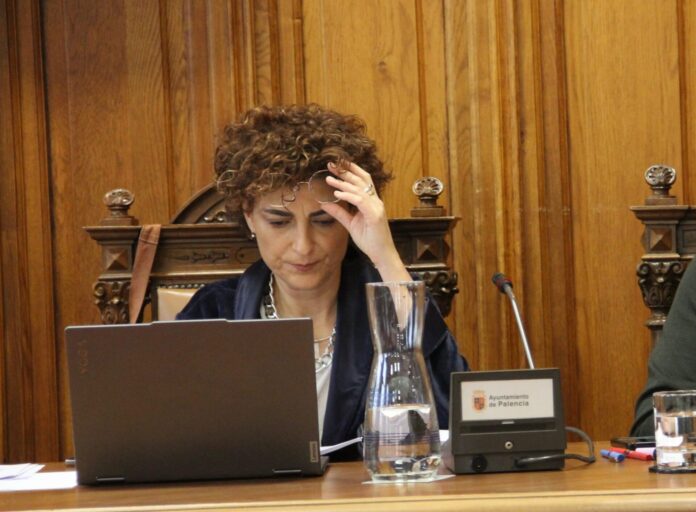 Judith Castro, concejala de Impulso económico, en el Pleno del Ayuntamiento de Palencia