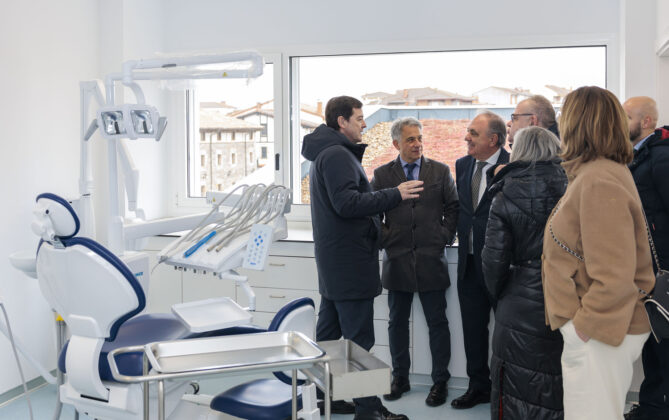 Ma&ntilde;ueco visita centro de salud Aguilar de Campoo