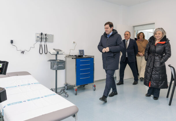 Ma&ntilde;ueco visita centro de salud Aguilar de Campoo