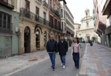 Miembros del equipos de gobierno de Palencia caminando por Cuatro Cantones