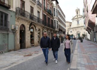 Miembros del equipos de gobierno de Palencia caminando por Cuatro Cantones