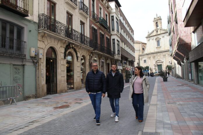 Miembros del equipos de gobierno de Palencia caminando por Cuatro Cantones