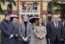 Minuto de silencio por el asesinato en Burgos de una mujer víctima de violencia machista