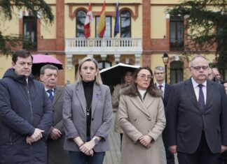 Minuto de silencio por el asesinato en Burgos de una mujer víctima de violencia machista