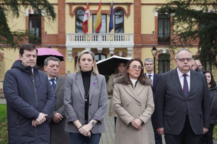 Minuto de silencio por el asesinato en Burgos de una mujer víctima de violencia machista