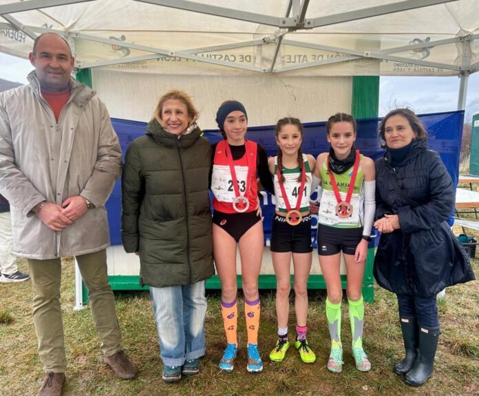 Ana Pérez en el Podio del Campeonato Regional de campo a través en Ólvega