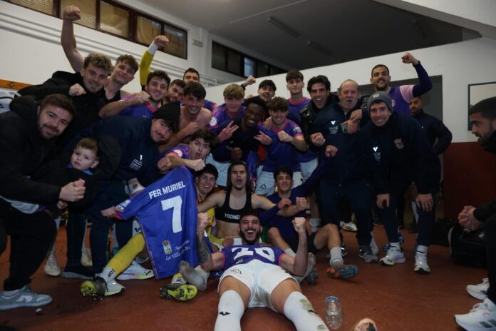 Palencia CF celebrando la victoria ante Laguna