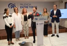 Brágimo (ICAL). El portavoz del Grupo Popular en el Ayuntamiento de Palencia, Víctor Torres, acompañado por los concejales de la capital palentina