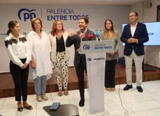 Brágimo (ICAL). El portavoz del Grupo Popular en el Ayuntamiento de Palencia, Víctor Torres, acompañado por los concejales de la capital palentina