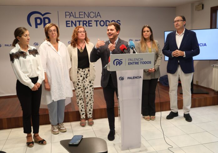 El PP de Palencia hace balance de los 100 días de gobierno municipal del PSOE Brágimo (ICAL). El portavoz del Grupo Popular en el Ayuntamiento de Palencia, Víctor Torres, acompañado por los concejales de la capital palentina