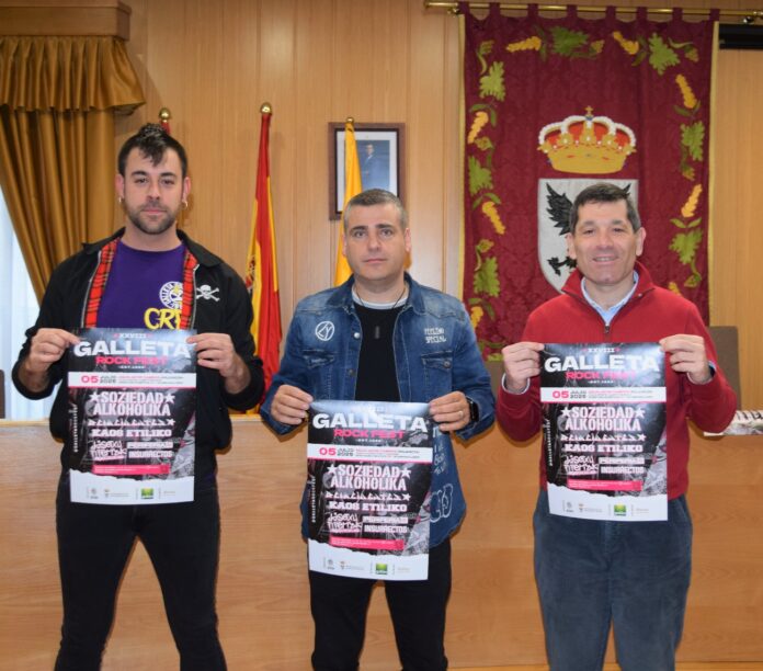 De izquierda a derecha: David Calderón, portavoz de la Asociación Galleta Rock; Giovanni Peláez, concejal de Festejos de Aguilar de Campoo; y Paco Hevia, director Corporativo de Galletas Gullón.