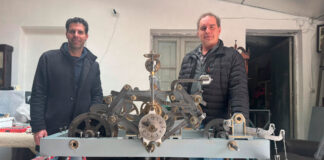 Relojeros-palentinos-restauran-el-reloj-del-Ayuntamiento-de-Astorga,-famoso-por-los-autómatas-maragatos