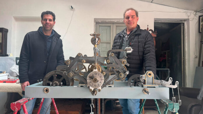 Relojeros-palentinos-restauran-el-reloj-del-Ayuntamiento-de-Astorga,-famoso-por-los-autómatas-maragatos Relojeros-palentinos-restauran-el-reloj-del-Ayuntamiento-de-Astorga,-famoso-por-los-autómatas-maragatos