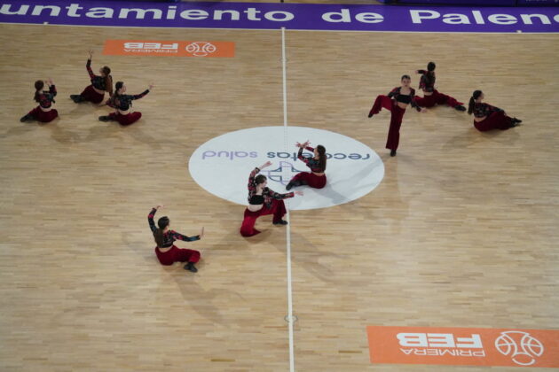 Chicas del grupo de Danza Smile act&uacute;an en el descanso del Super Agropal Palencia vs Cartagena