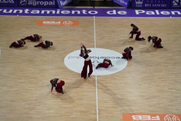 Chicas del grupo de Danza Smile act&uacute;an en el descanso del Super Agropal Palencia vs Cartagena