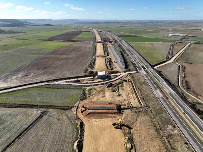 Imágenes de trabajos de plataforma de la LAV Palencia-Cantabria