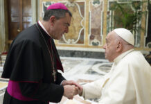 El obispo de Palencia tras la muerte del Papa Francisco: “Un gran hombre al que debemos tanto” Mikel Garciandía con el Papa Francisco