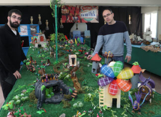 Abraham Nieto y Rubén de la Fuente han montado esta exposición que abarca desde el mundo del cine al mundo de los piratas, de la fantasía, y de la historia sagrada. / Brágimo (ICAL)