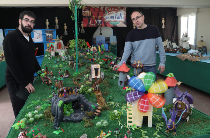 Abraham Nieto y Rubén de la Fuente han montado esta exposición que abarca desde el mundo del cine al mundo de los piratas, de la fantasía, y de la historia sagrada. / Brágimo (ICAL)