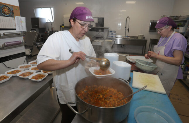 Comida casera a domicilio , elaboraci&oacute;n de menus personalizados en la cocina que la cooperativa Lovepamur tiene en la localidad de Salda&ntilde;a (Palencia). Br&aacute;gimo (ICAL)