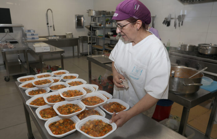 Comida casera a domicilio , elaboración de menus personalizados en la cocina que la cooperativa Lovepamur tiene en la localidad de Saldaña (Palencia). Brágimo (ICAL)