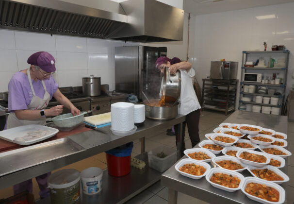 Comida casera a domicilio , elaboraci&oacute;n de menus personalizados en la cocina que la cooperativa Lovepamur tiene en la localidad de Salda&ntilde;a (Palencia). Br&aacute;gimo (ICAL)