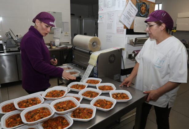 Comida casera a domicilio , elaboraci&oacute;n de menus personalizados en la cocina que la cooperativa Lovepamur tiene en la localidad de Salda&ntilde;a (Palencia). Br&aacute;gimo (ICAL)