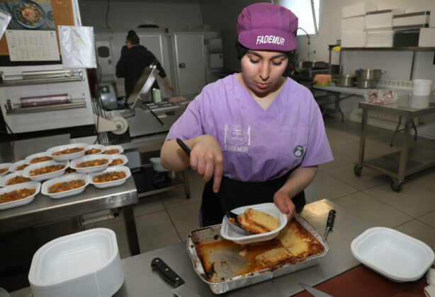 Comida casera a domicilio , elaboraci&oacute;n de menus personalizados en la cocina que la cooperativa Lovepamur tiene en la localidad de Salda&ntilde;a (Palencia). Br&aacute;gimo (ICAL)