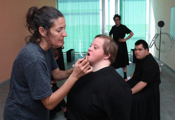 La compa&ntilde;&iacute;a 'Includanza' de la Fundaci&oacute;n San Cebri&aacute;n, liderada por Natal&iacute; Camolez, ensaya su nuevo espect&aacute;culo 'Iris'. Br&aacute;gimo (ICAL)